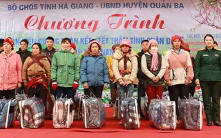 Phụ nữ nhà máy Z219 tặng quà Tết cho phụ nữ và trẻ em nghèo ở Hà Giang