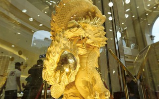 Chiêm ngưỡng tượng rồng dát vàng 9999 cao hơn 3 mét chào vía Thần tài 2024