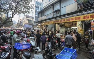 Chợ nhà giàu phố cổ Hà Nội tấp nập người xếp hàng, chen chân mua đồ lễ ngày Táo quân