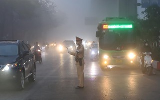 Cảnh sát giao thông Hà Nội bám đường, phân luồng người dân di chuyển trong thời tiết sương mù