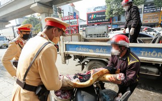 Tài xế vi phạm nồng độ cồn được Cảnh sát giao thông "giúp" chở đi bán thịt ngày cận Tết