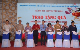 TPHCM: Tặng quà cho hội viên, phụ nữ và thanh niên người Hoa có hoàn cảnh khó khăn