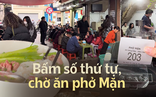 Hà Nội: Người dân xếp hàng bấm số thứ tự, chờ nửa tiếng để được ăn tô phở mặn Gầm Cầu