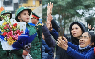Hà Nội: Cha mẹ, người thân bịn rịn tiễn tân binh lên đường nhập ngũ