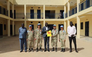 Đội công binh Việt Nam thăm, tặng quà một số bệnh viện tại Abyei nhân ngày 27/2 