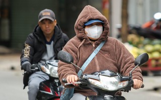 Trái ngược với cái nóng rát mặt ở TPHCM, người dân Hà Nội co ro, chống chọi với mưa rét 13 độ C