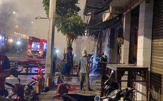 Cháy cửa hàng đồ gỗ ngay cửa ngõ sân bay Tân Sơn Nhất, 1 người đi cấp cứu 