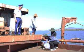 Cảnh sát biển bắt giữ tàu chở cát không rõ nguồn gốc