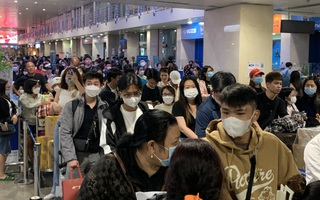 Người dân về quê ăn Tết lúc nửa đêm, sân bay Tân Sơn Nhất đông nghẹt 