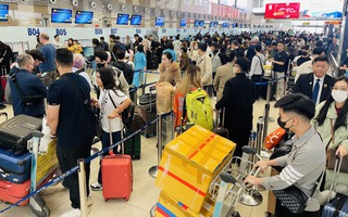 Sân bay Nội Bài đông nghẹt ngày 28 Tết, hành khách vạ vật, nằm ngồi la liệt