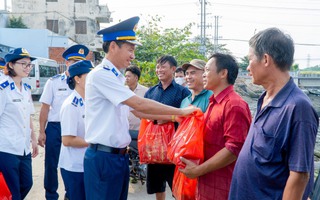 Cảnh sát biển gói bánh chưng, tặng quà Tết cho ngư dân nghèo