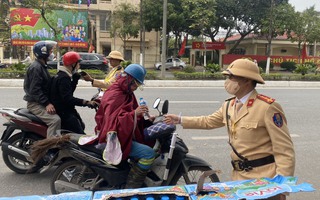 Cảnh sát giao thông Hà Nội "xuyên đêm, xuyên Tết" tiếp sức người dân về quê ăn Tết