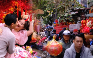 Người dân Hà Nội tấp nập xuống phố chiều 29 Tết, một cặp đôi showbiz rạng rỡ chụp ảnh trên phố Hàng Mã