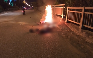 TPHCM: Nam sinh viên tử vong bên cạnh xe máy bốc cháy dữ dội trên đường 
