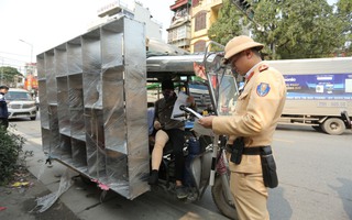 Cảnh sát giao thông Hà Nội xử lý hàng loạt xe ba gác, xe cà tàng chở hàng cồng kềnh trên đường phố