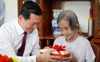 Đồng Nai: Thăm hỏi, trao Thiệp mừng thọ cụ bà Trịnh Thị Khơng 119 tuổi