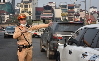 Cảnh sát giao thông Hà Nội ra quân hướng dẫn đi đúng làn trên các cầu dẫn vào trung tâm thành phố