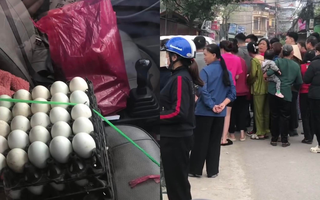 Hà Nội: Cô bán trứng bất ngờ "được" ném nhầm bọc tiền hơn 1 tỷ vào xe