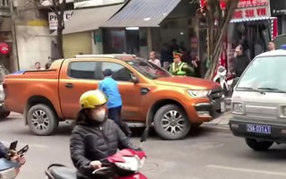 Hà Nội: Bị công an kiểm tra lỗi dừng đỗ, tài xế rồ ga gây tai nạn bỏ chạy hàng chục km
