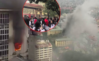 Khói đen nghi ngút từ đám cháy một trường THCS ở Hà Nội, học sinh khẩn trương sơ tán