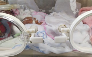 Em bé sơ sinh chỉ nặng 900gr và điều kỳ diệu sau 2 tháng