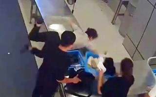 Thót tim khoảnh khắc nữ nhân viên sân bay Nội Bài đỡ em bé rơi từ độ cao 1 mét