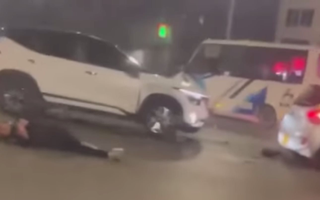 Hà Nội: Ô tô hất văng xe máy dừng chờ đèn đỏ, hai người bị thương nặng