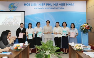 Đảng ủy Cơ quan TƯ Hội LHPN Việt Nam trao giải Cuộc thi tìm hiểu về Nữ tướng khăn rằn Nguyễn Thị Định