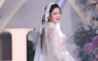 Cô dâu Chu Thanh Huyền lộ diện, nhan sắc ngọt ngào đón chú rể Quang Hải