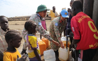 Đội Công binh Việt Nam hỗ trợ người dân ở Abyei được dùng nước sạch 