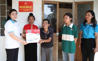 Hội LHPN Việt Nam bàn giao nhà Đại đoàn kết và tặng quà gia đình chính sách, phụ nữ nghèo ở Điện Biên