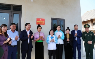 Hội LHPN Việt Nam khánh thành nhà Đại đoàn kết và tặng 100 phần quà tại xã Thanh Chăn, Điện Biên