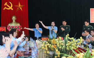 Hội LHPN Việt Nam thăm, tặng quà cán bộ, chiến sĩ Đồn biên phòng Cửa khẩu quốc tế Tây Trang