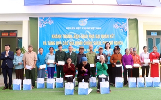 Khánh thành nhà Đại đoàn kết và tặng quà gia đình chính sách, phụ nữ nghèo ở xã Noong Luống, Điện Biên