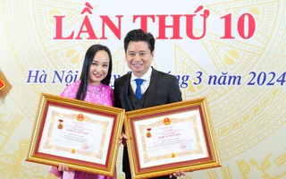 Vợ chồng Thu Huyền - Tấn Minh cùng được phong NSND, Lê Khanh đưa mẹ đi nhận danh hiệu NSƯT