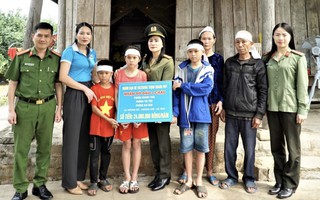 Phụ nữ Công an Hà Tĩnh nhận đỡ đầu 3 cháu mồ côi vừa mất mẹ 