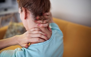 4 bài tập cần tránh khi bị viêm khớp cổ