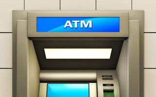 Lợi dụng sơ hở ở cây ATM để chiếm đoạt tiền của khách rút