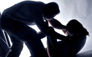Tạm giữ cha dượng bị tố nhiều lần hiếp dâm con gái riêng của vợ