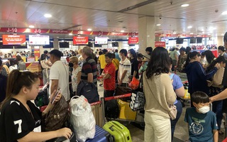 Sân bay Tân Sơn Nhất lúc này: Nhiều người đã vác vali về quê, đi du lịch dịp lễ 30/4