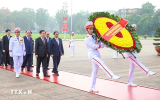 Lãnh đạo Đảng, Nhà nước vào Lăng viếng Chủ tịch Hồ Chí Minh nhân kỷ niệm 49 năm thống nhất đất nước
