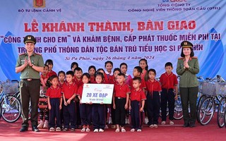 Phụ nữ Bộ Tư lệnh Cảnh vệ trao tặng những phần quà ý nghĩa cho trẻ em tỉnh Điện Biên 