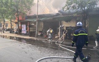 Hà Nội: Cháy kinh hoàng tại dãy ki ốt gần chợ Xuân Đỉnh