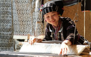 Lai Châu: Phụ nữ dân tộc Lự gian nan giữ nghề dệt truyền thống