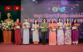 Tặng Kỷ niệm chương "Vì sự phát triển của phụ nữ Việt Nam" cho 25 cá nhân Cục Quản lý xuất nhập cảnh 