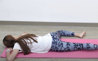 Tập động tác này 5 phút trước khi ngủ tốt cho xương chậu, giảm căng thẳng và giúp ngủ ngon