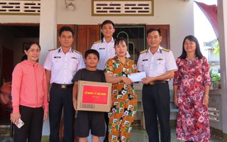 Bộ đội hải quân và nữ doanh nhân thành phố Vũng Tàu tặng quà trẻ mồ côi 