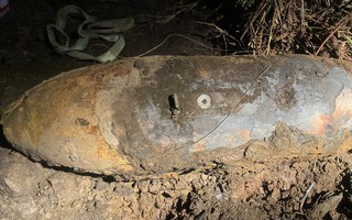 TPHCM: Người dân phát hiện quả bom "khủng" khi đào đất 