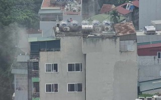 Hà Nội: Căn hộ trong chung cư mini trên phố Quan Nhân bốc khói, nhiều người bỏ chạy tán loạn