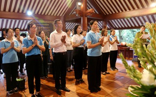 Hội LHPN Việt Nam dâng hương tại Đền thờ Bác Hồ trong Ngày sinh nhật Bác